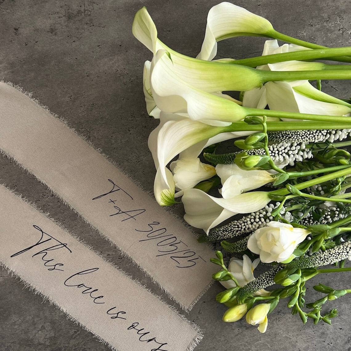 Bouquet of white flowers with a piece of paper on a dark surface